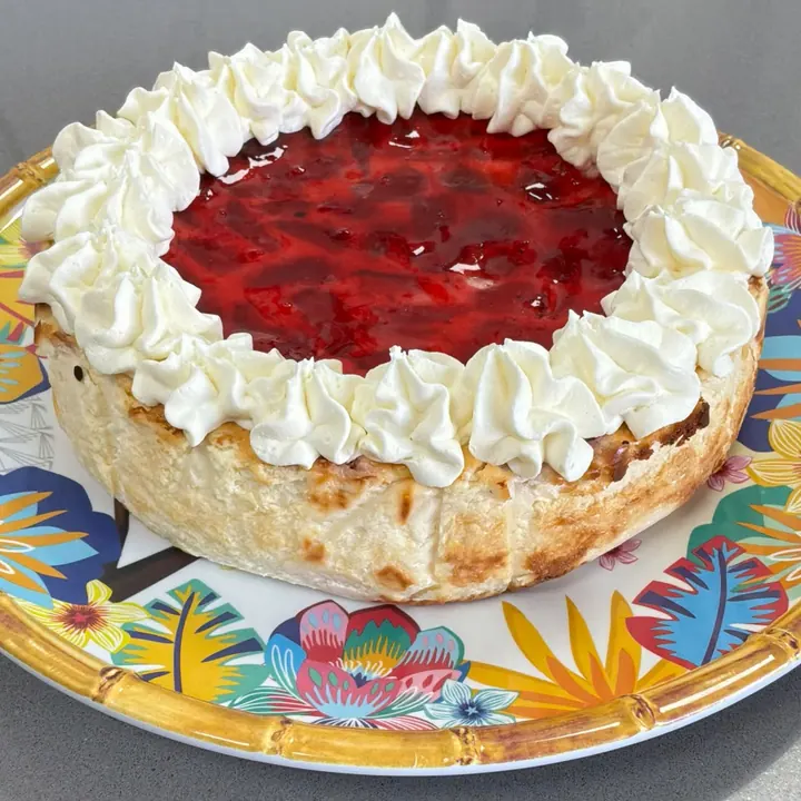 Tarta de queso de fresa con crema chantillí